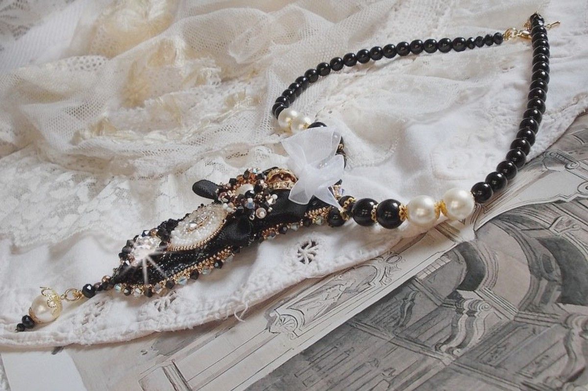 Collier Noir Sacré Haute Couture brodé avec des cristaux : navette, cabochon, perles rondes aplaties, toupies aux couleurs Cristal et Jet, rondelles, perles rondes Verre, rubans, organza et dentelle