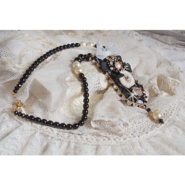 Collier Noir Sacr&eacute; Haute Couture brod&eacute; avec des cristaux : navette, cabochon, perles rondes aplaties, toupies aux couleurs Cristal et Jet, rondelles, perles rondes Verre, rubans, organza et dentelle
