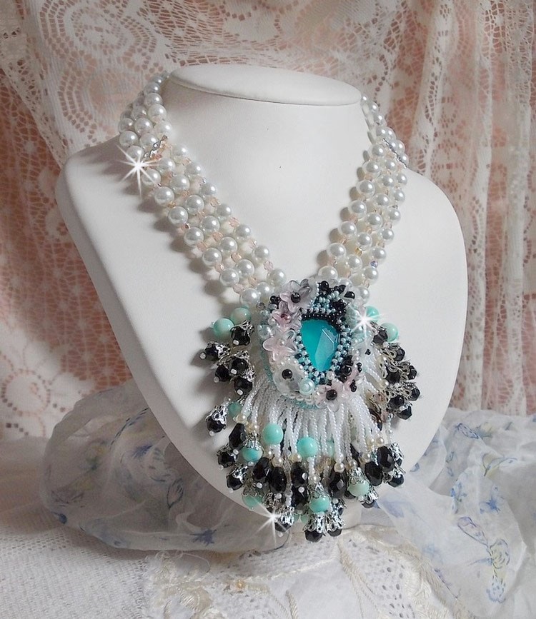 Collier Océane brodé avec un cabochon poire Aquamarine à laquelle s'ajoute des perles nacrées, cristaux, Argent 925, cuir, perles rondes lisses et rocailles aux couleurs de la mer, un style marin