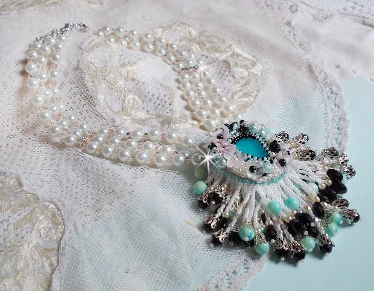 Collier Océane brodé avec un cabochon poire Aquamarine à laquelle s'ajoute des perles nacrées, cristaux, Argent 925, cuir, perles rondes lisses et rocailles aux couleurs de la mer, un style marin