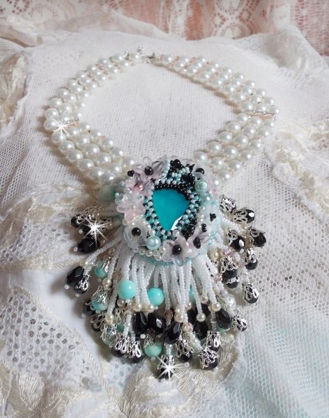 Plastron Oc&eacute;ane brod&eacute; avec un cabochon poire Aquamarine &agrave; laquelle s'ajoute des perles nacr&eacute;es, cristaux, Argent 925, cuir, perles rondes lisses et rocailles aux couleurs de la mer, un style marin