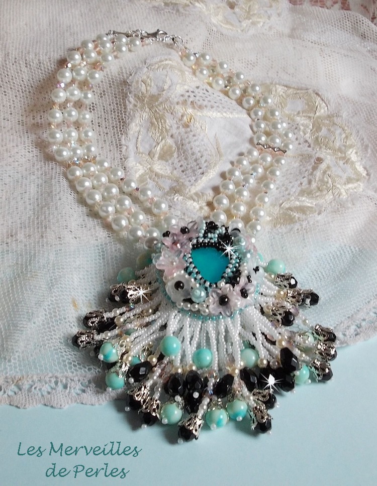 Collier Océane brodé avec un cabochon poire Aquamarine à laquelle s'ajoute des perles nacrées, cristaux, Argent 925, cuir, perles rondes lisses et rocailles aux couleurs de la mer, un style marin