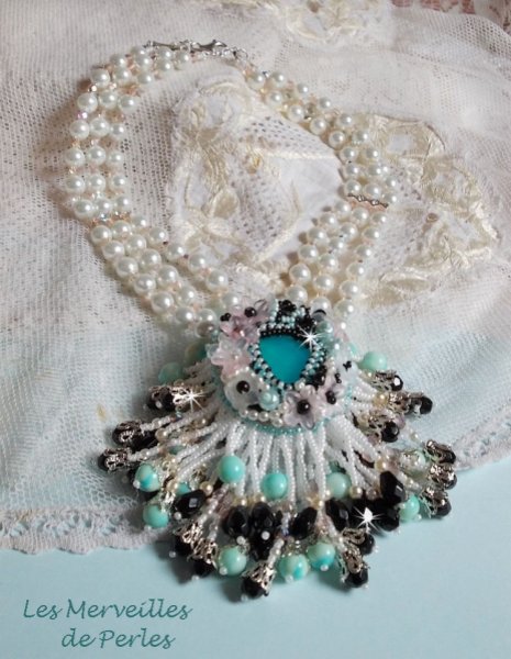 Plastron Oc&eacute;ane brod&eacute; avec un cabochon poire Aquamarine &agrave; laquelle s'ajoute des perles nacr&eacute;es, cristaux, Argent 925, cuir, perles rondes lisses et rocailles aux couleurs de la mer, un style marin