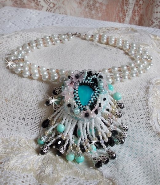 Plastron Oc&eacute;ane brod&eacute; avec un cabochon poire Aquamarine &agrave; laquelle s'ajoute des perles nacr&eacute;es, cristaux, Argent 925, cuir, perles rondes lisses et rocailles aux couleurs de la mer, un style marin
