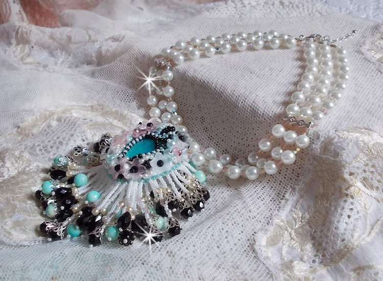 Collier Océane brodé avec un cabochon poire Aquamarine à laquelle s'ajoute des perles nacrées, cristaux, Argent 925, cuir, perles rondes lisses et rocailles aux couleurs de la mer, un style marin