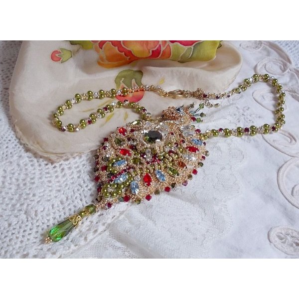 Collier L&rsquo;Oiseau des Iles brod&eacute; fa&ccedil;on Art Nouveau sur une su&eacute;dine avec une estampe o&ugrave; se niche diff&eacute;rents cristaux de tailles et couleurs diff&eacute;rentes, des rocailles Miyuki et des perles Antiques 