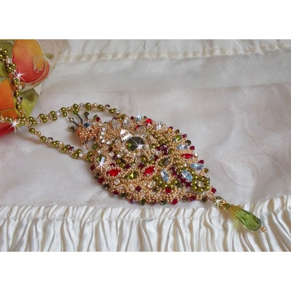 Collier L&rsquo;Oiseau des Iles brod&eacute; fa&ccedil;on Art Nouveau sur une su&eacute;dine avec une estampe o&ugrave; se niche diff&eacute;rents cristaux de tailles et couleurs diff&eacute;rentes, des rocailles Miyuki et des perles Antiques 