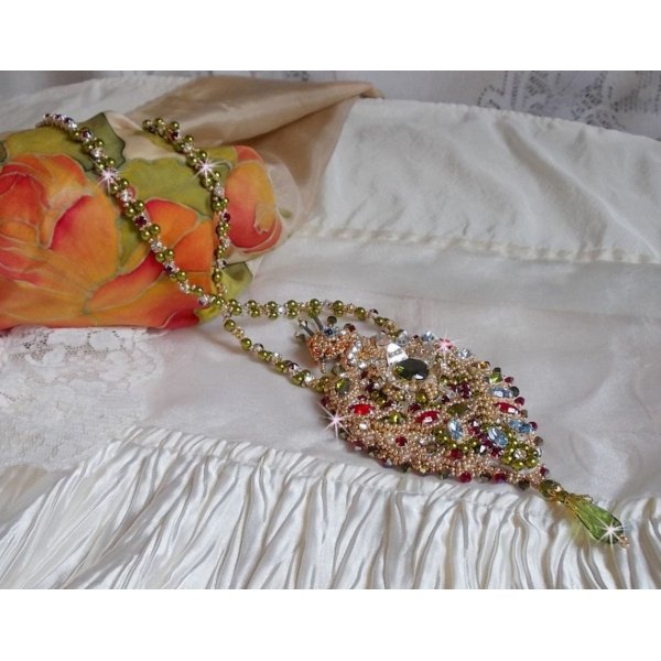 Collier L&rsquo;Oiseau des Iles brod&eacute; fa&ccedil;on Art Nouveau sur une su&eacute;dine avec une estampe o&ugrave; se niche diff&eacute;rents cristaux de tailles et couleurs diff&eacute;rentes, des rocailles Miyuki et des perles Antiques 