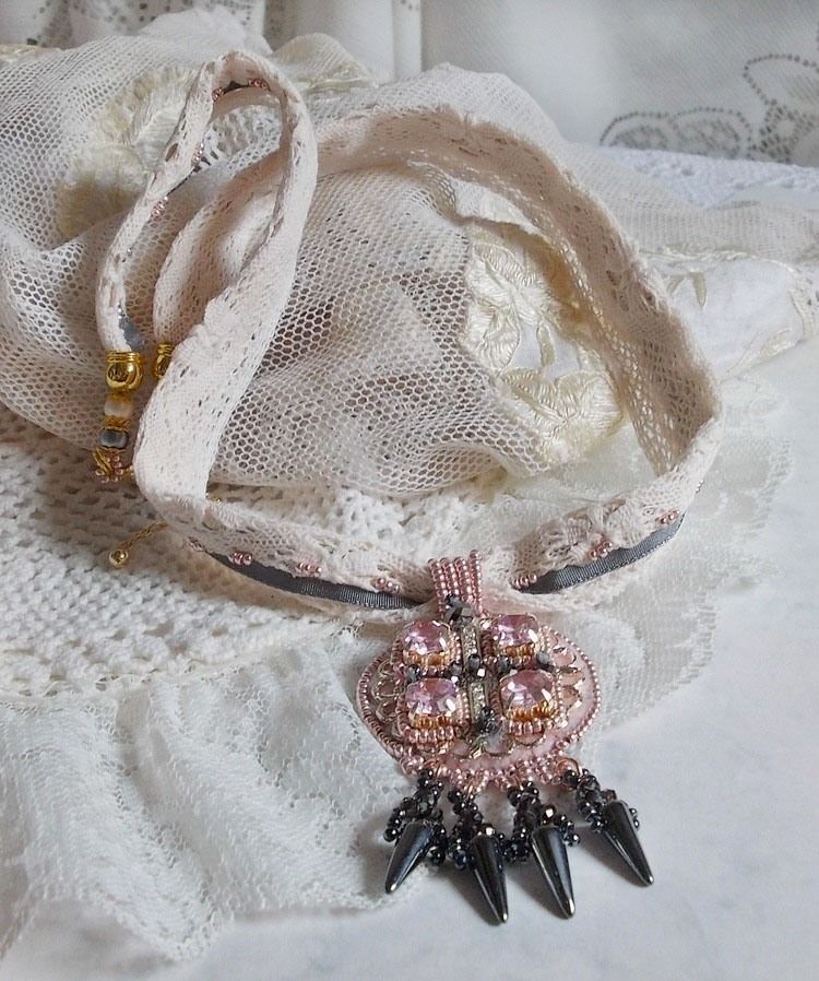 Collier Pampilles Rose et Gris avec des cristaux de Swarovski et perles de haute qualité.