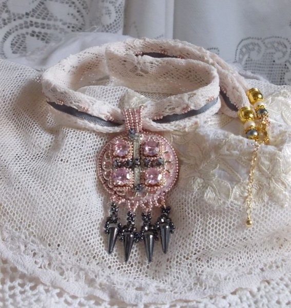 Collier Pampilles Rose et Gris avec des cristaux de Swarovski et perles de haute qualité.