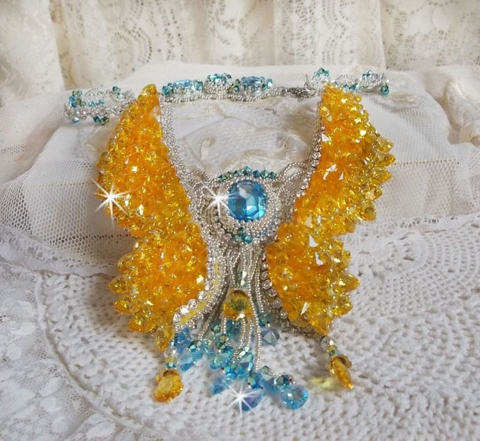Collier plastron Papillon de Versailles Haute-Couture brodé avec des cristaux de Swarovski, des rocailles Miyuki argentées et des accessoires en Argent 925/1000 