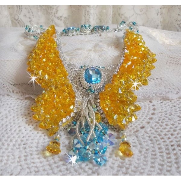 Collier plastron Papillon de Versailles Haute-Couture brodé avec des cristaux de Swarovski, des rocailles Miyuki argentées et des accessoires en Argent 925/1000 
