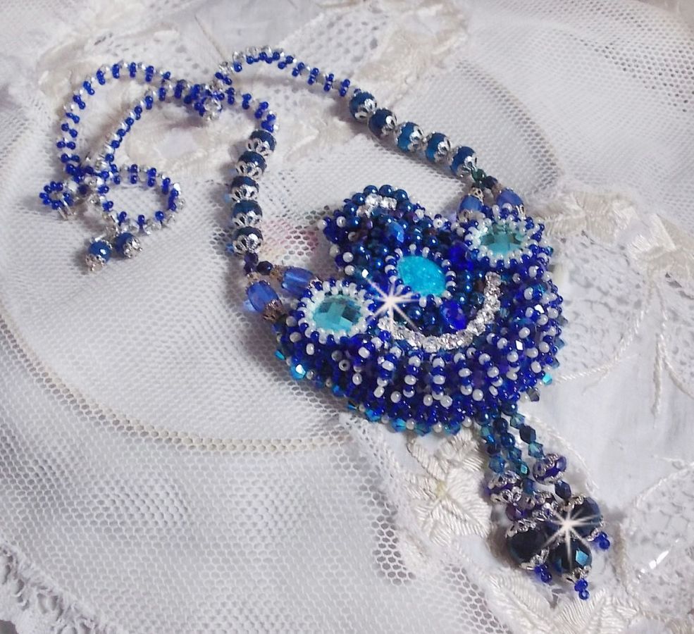 Collier Paris Divine brodé avec des Cristaux de Swarovski, des perles en cristal de Bohème et des rocailles 