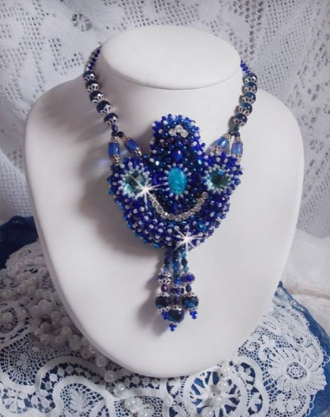 Collier Paris Divine brodé avec des Cristaux de Swarovski, des perles en cristal de Bohème et des rocailles 