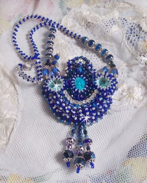 Collier Paris Divine brodé avec des Cristaux de Swarovski, des perles en cristal de Bohème et des rocailles 