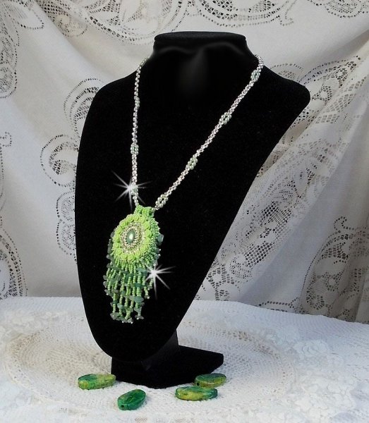 Collier Passion cr&eacute;e avec des chips aventurine, des roses en r&eacute;sine avec un cabochon et des rocailles.