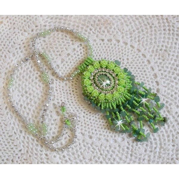 Collier Passion cr&eacute;e avec des chips aventurine, des roses en r&eacute;sine avec un cabochon et des rocailles.