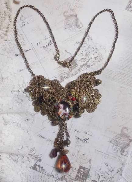 Collier Mes Passions Broc's cr&eacute;&eacute;e une femme aux cheveux dor&eacute;s avec des fleurs, des accessoires de couleur Bronze, des breloques des cristaux et une cha&icirc;ne strass