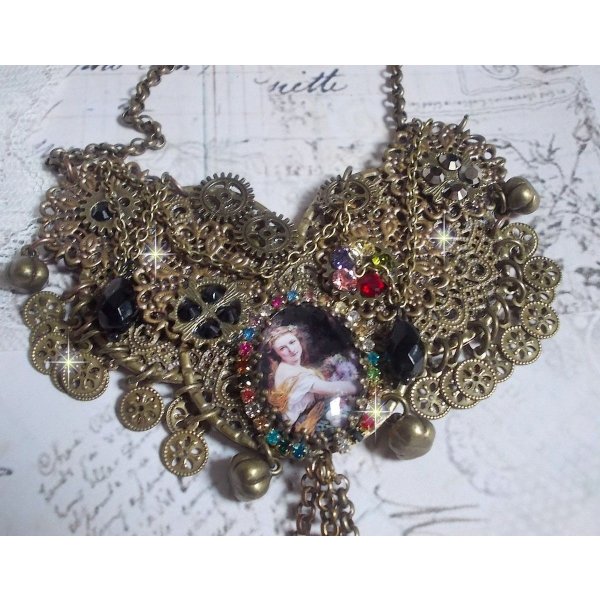 Collier Mes Passions Broc's cr&eacute;&eacute;e une femme aux cheveux dor&eacute;s avec des fleurs, des accessoires de couleur Bronze, des breloques des cristaux et une cha&icirc;ne strass