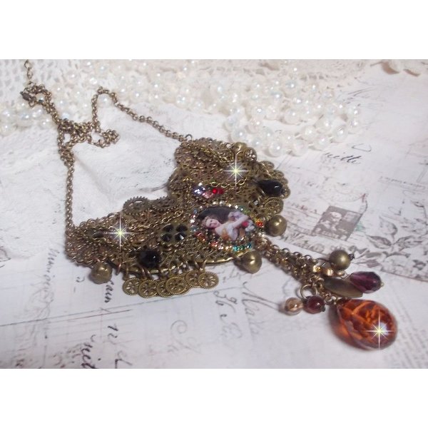 Collier Mes Passions Broc's cr&eacute;&eacute;e une femme aux cheveux dor&eacute;s avec des fleurs, des accessoires de couleur Bronze, des breloques des cristaux et une cha&icirc;ne strass