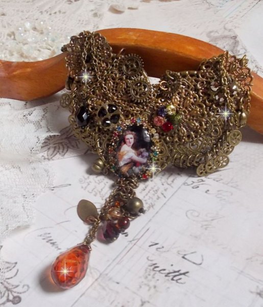 Collier Mes Passions Broc's cr&eacute;&eacute;e une femme aux cheveux dor&eacute;s avec des fleurs, des accessoires de couleur Bronze, des breloques des cristaux et une cha&icirc;ne strass