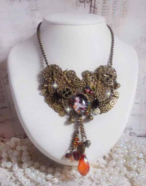 Collier Mes Passions Broc's cr&eacute;&eacute;e une femme aux cheveux dor&eacute;s avec des fleurs, des accessoires de couleur Bronze, des breloques des cristaux et une cha&icirc;ne strass