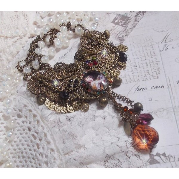 Collier Mes Passions Broc's cr&eacute;&eacute;e une femme aux cheveux dor&eacute;s avec des fleurs, des accessoires de couleur Bronze, des breloques des cristaux et une cha&icirc;ne strass