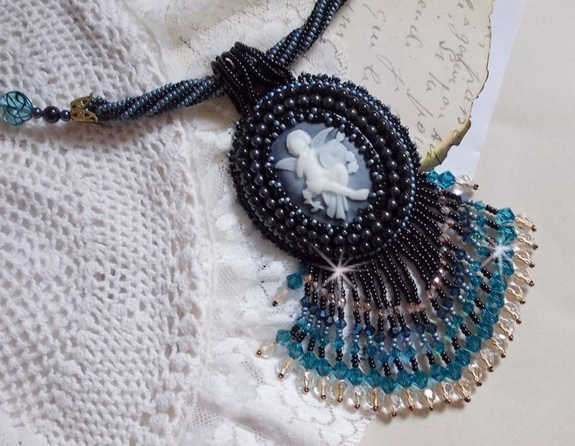 Collier pendentif Angelot brodé avec un Ange en acrylique, des toupies en cristal de Swarovski et des rocailles Japonaises