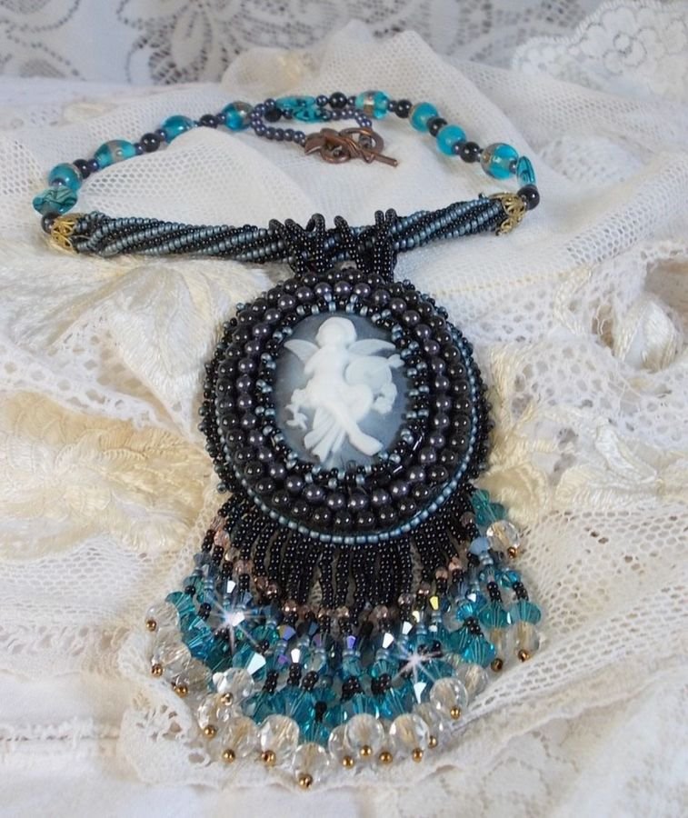 Collier pendentif Angelot brodé avec un Ange en acrylique, des toupies en cristal de Swarovski et des rocailles Japonaises