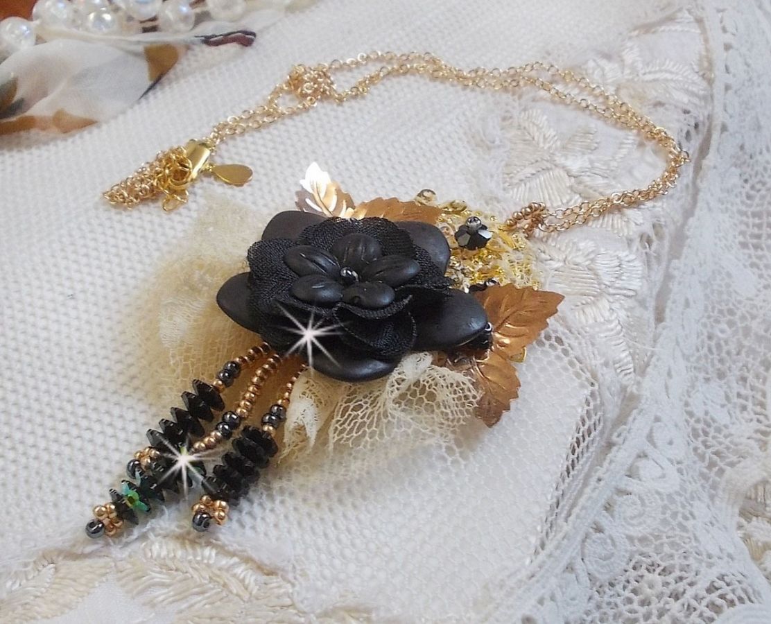 Collier pendentif Attrape-Rêves Noir et Doré avec une dentelle très ancienne et de beaux Cristaux