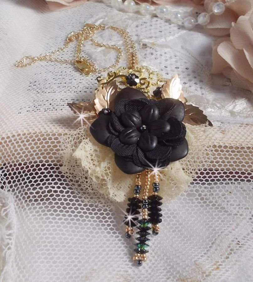 Collier pendentif Attrape-Rêves Noir et Doré avec une dentelle très ancienne et de beaux Cristaux