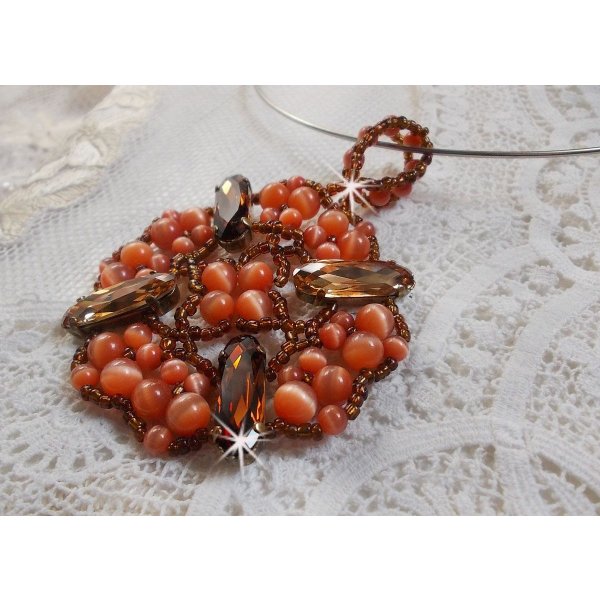 Pendentif D&rsquo;Automne mont&eacute; avec des cabochons ovales allong&eacute;s facett&eacute;s en Cristal aux couleurs : Topaze et Light Colorado Topaze &agrave; laquelle s&rsquo;ajoute des perles rondes &oelig;il de chat et rocailles