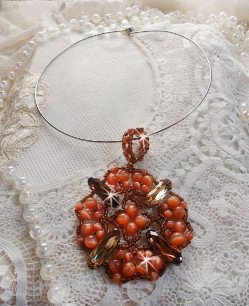 Pendentif D&rsquo;Automne mont&eacute; avec des cabochons ovales allong&eacute;s facett&eacute;s en Cristal aux couleurs : Topaze et Light Colorado Topaze &agrave; laquelle s&rsquo;ajoute des perles rondes &oelig;il de chat et rocailles