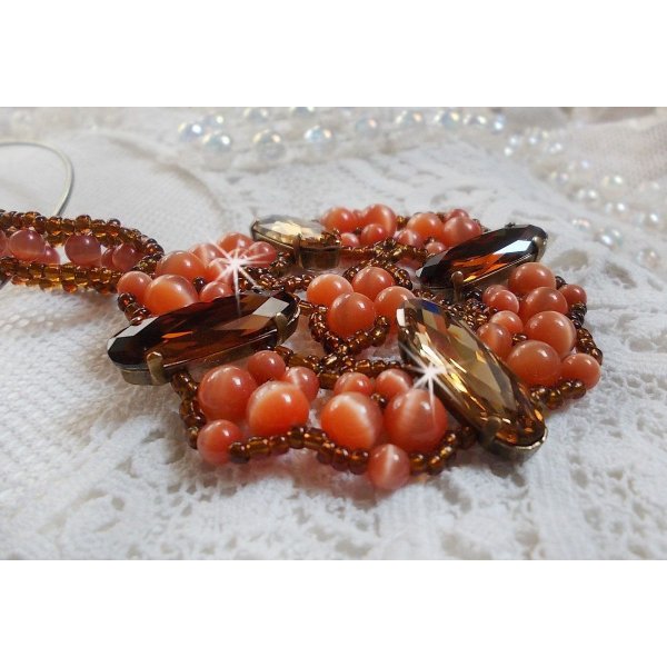 Pendentif D&rsquo;Automne mont&eacute; avec des cabochons ovales allong&eacute;s facett&eacute;s en Cristal aux couleurs : Topaze et Light Colorado Topaze &agrave; laquelle s&rsquo;ajoute des perles rondes &oelig;il de chat et rocailles