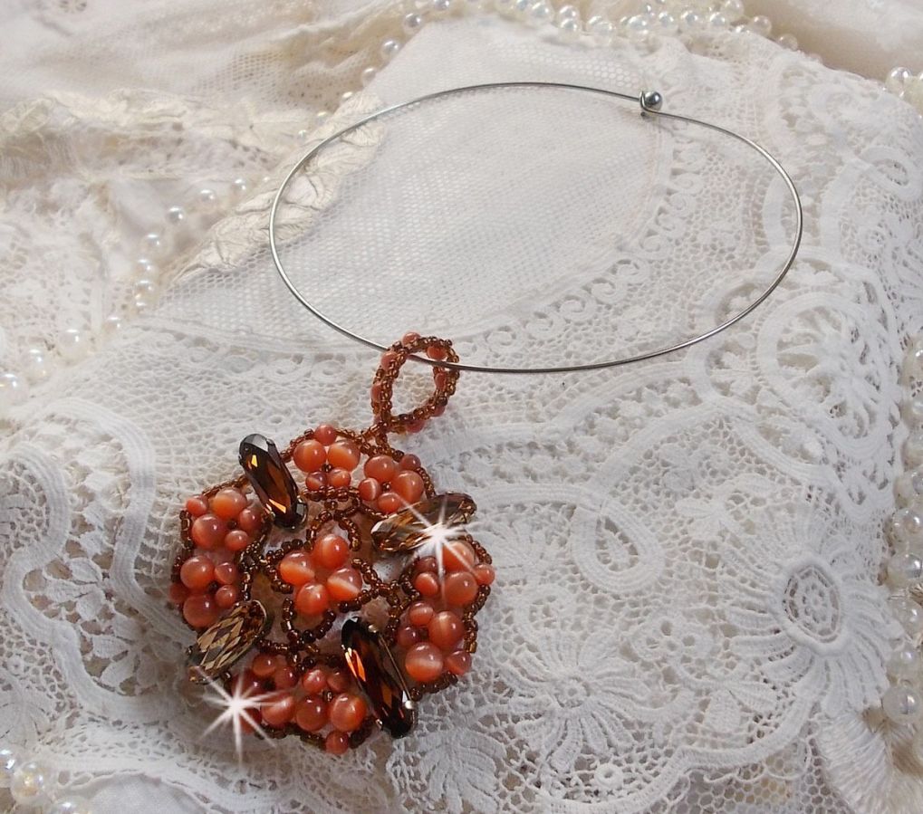 Collier pendentif D'Automne avec des cristaux de Swarovski et perles en verre oeil de chat