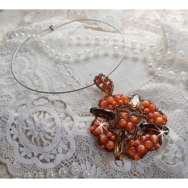 Pendentif D&rsquo;Automne mont&eacute; avec des cabochons ovales allong&eacute;s facett&eacute;s en Cristal aux couleurs : Topaze et Light Colorado Topaze &agrave; laquelle s&rsquo;ajoute des perles rondes &oelig;il de chat et rocailles