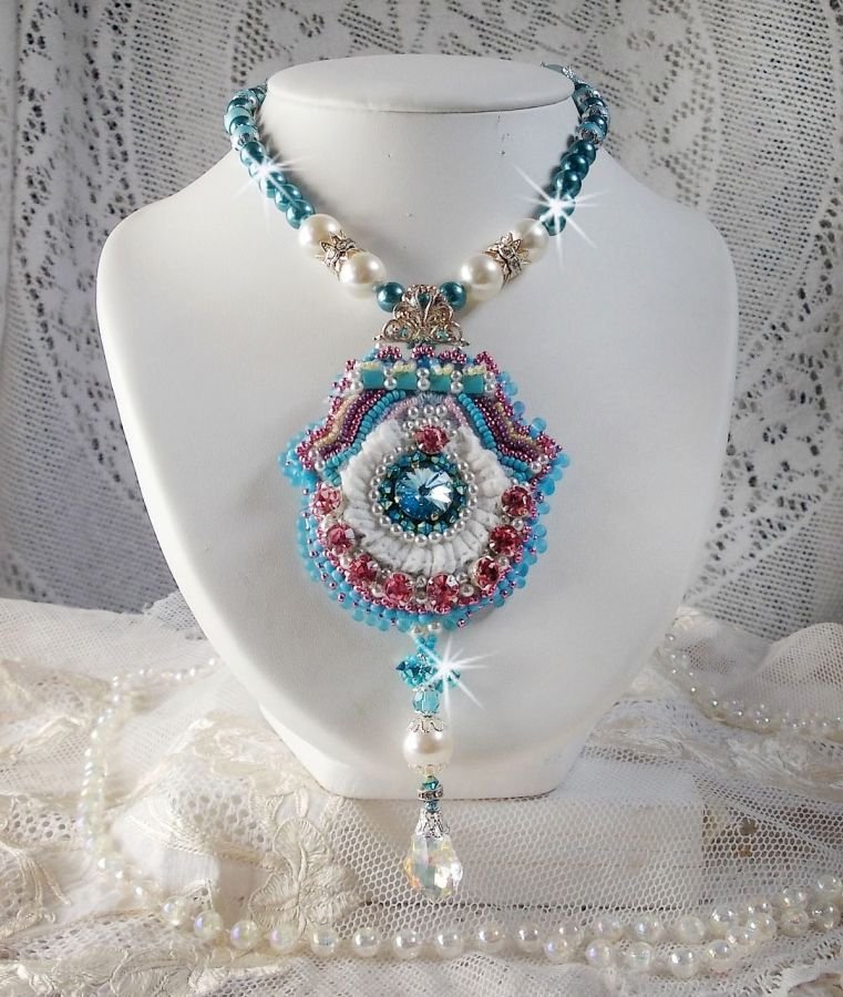 Collier pendentif Beauty Alicia Blue avec des cristaux de Swarovski et une dentelle très fine.