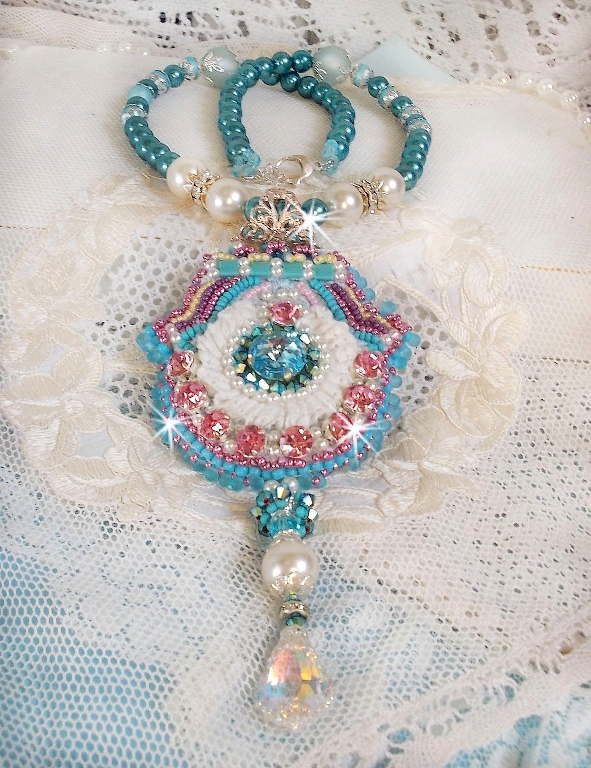 Collier pendentif Beauty Alicia Blue avec des cristaux de Swarovski et une dentelle tr&egrave;s fine.