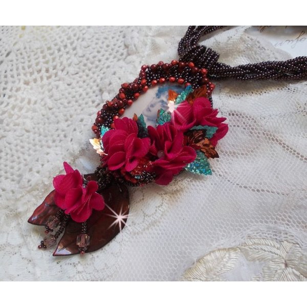Collier pendentif Belle Hélène Haute-Couture avec des fleurs en tissu et des feuilles en nacre