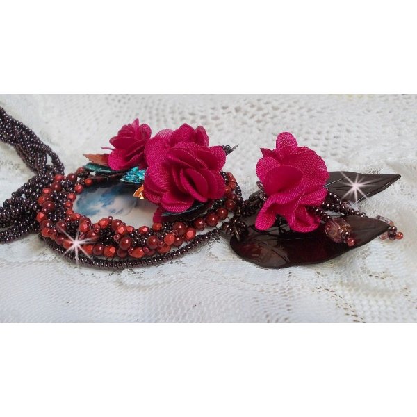 Collier pendentif Belle Hélène Haute-Couture avec des fleurs en tissu et des feuilles en nacre