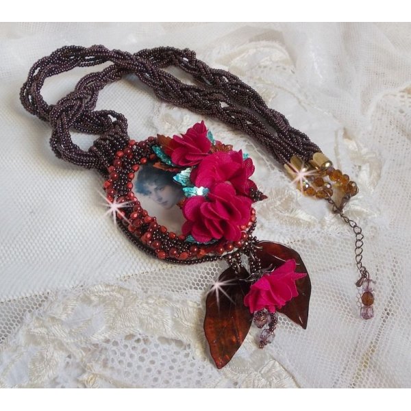 Pendentif Belle H&eacute;l&egrave;ne pour une mode vintage avec un cabochon visage d&rsquo;une femme, fleurs en tissu mis en forme aves rocailles Dark Bronze, cristaux, feuilles en Nacre Marron et Calcite Jaune/Blanc