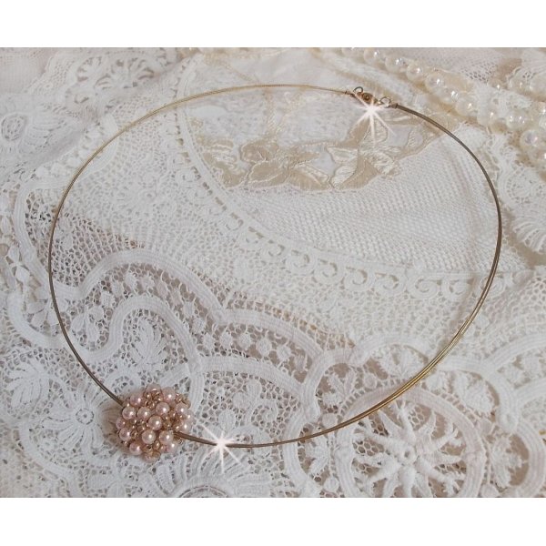 Pendentif Boules nacr&eacute;es avec des perles rondes en cristal de Swarovski de couleur P&ecirc;che et des rocailles en Verre Gold Bronze. Le tour du cou multi rangs est compos&eacute; de 3 rangs fil c&acirc;bl&eacute; en laiton.