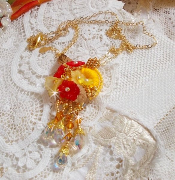 Collier pendentif Bouton D'or avec des cristaux et perles diverses de qualité