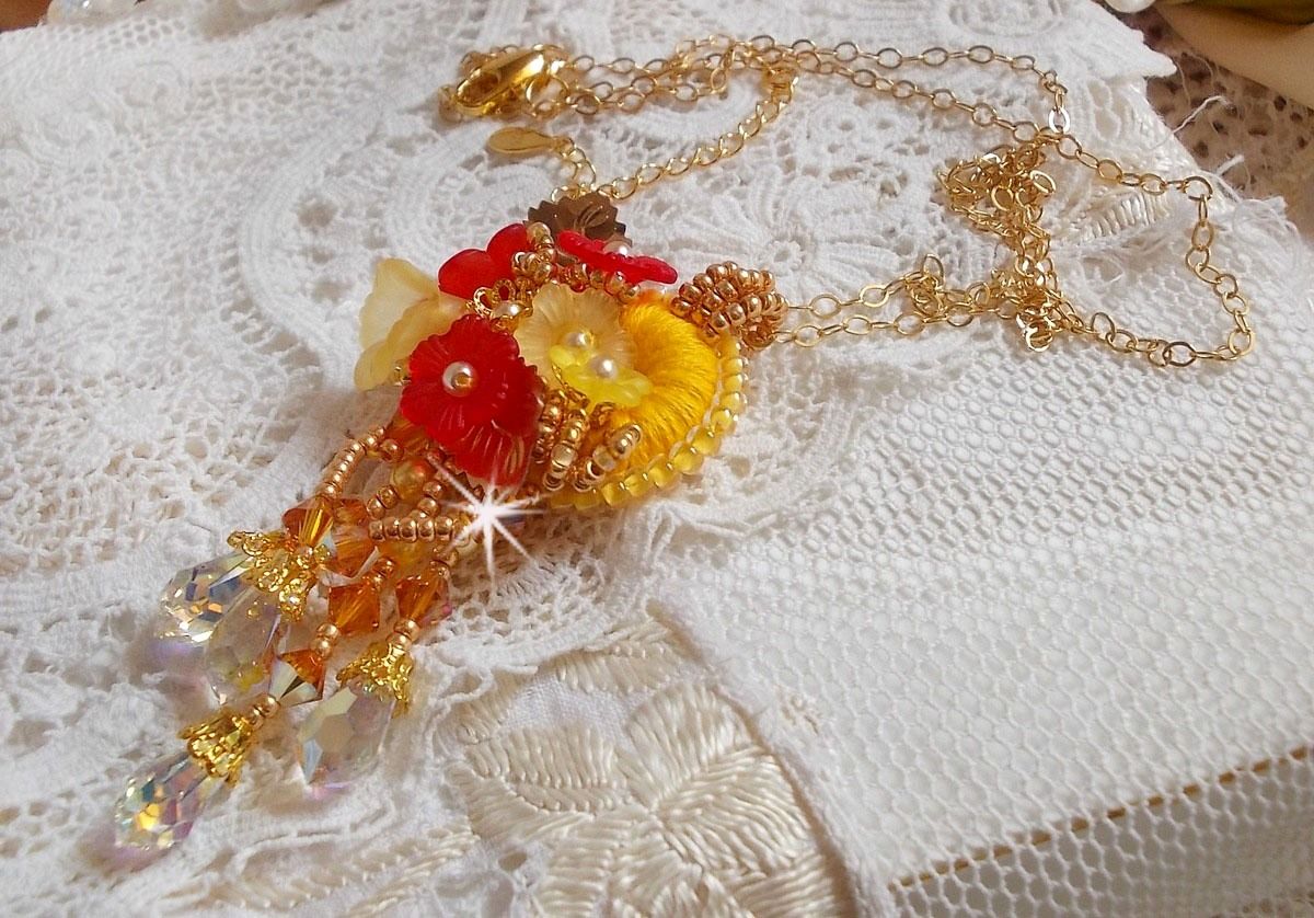 Collier pendentif Bouton D'or avec des cristaux et perles diverses de qualité