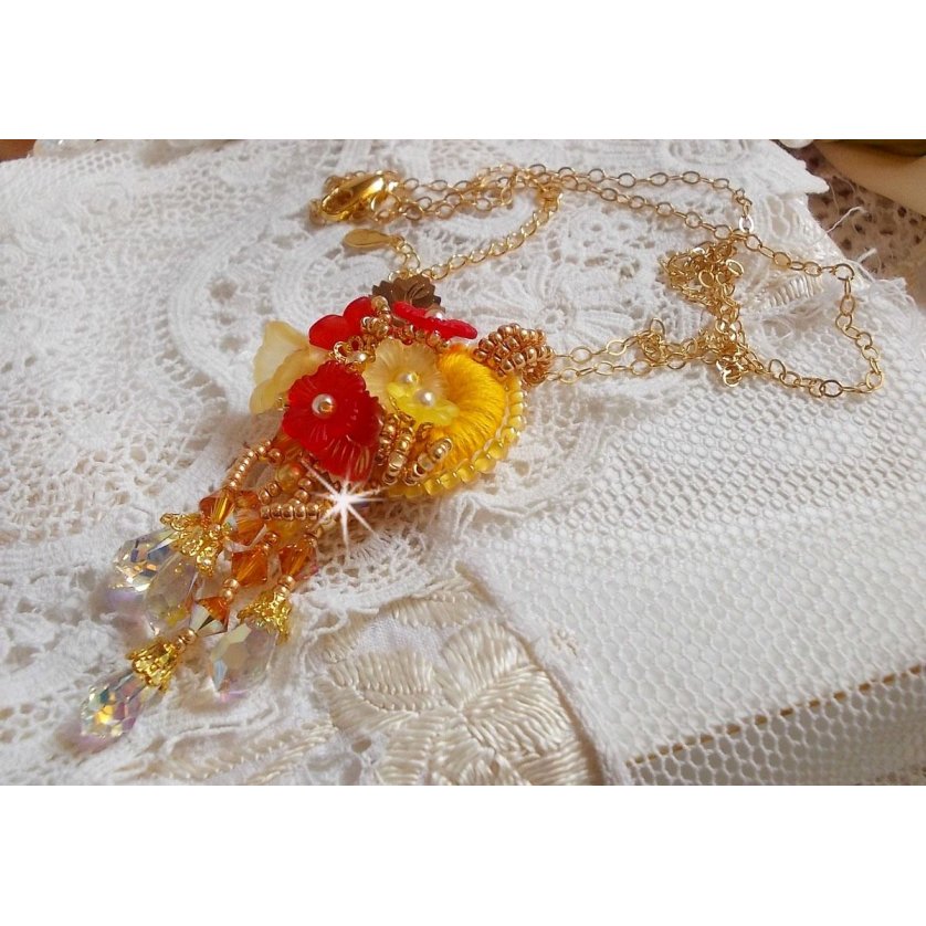 Pendentif Bouton d’Or brodé avec du fil coton Jaune, fleurs, feuilles, rocailles, cristaux, chaîne plaquée or, inspiration contemporaine.