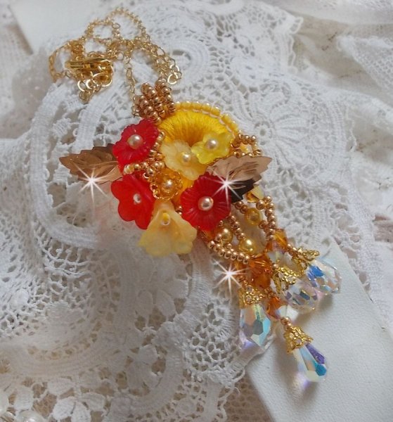 Collier pendentif Bouton D'or avec des cristaux et perles diverses de qualité