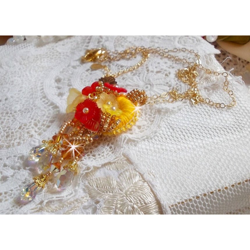 Pendentif Bouton d’Or brodé avec du fil coton Jaune, fleurs, feuilles, rocailles, cristaux, chaîne plaquée or, inspiration contemporaine.
