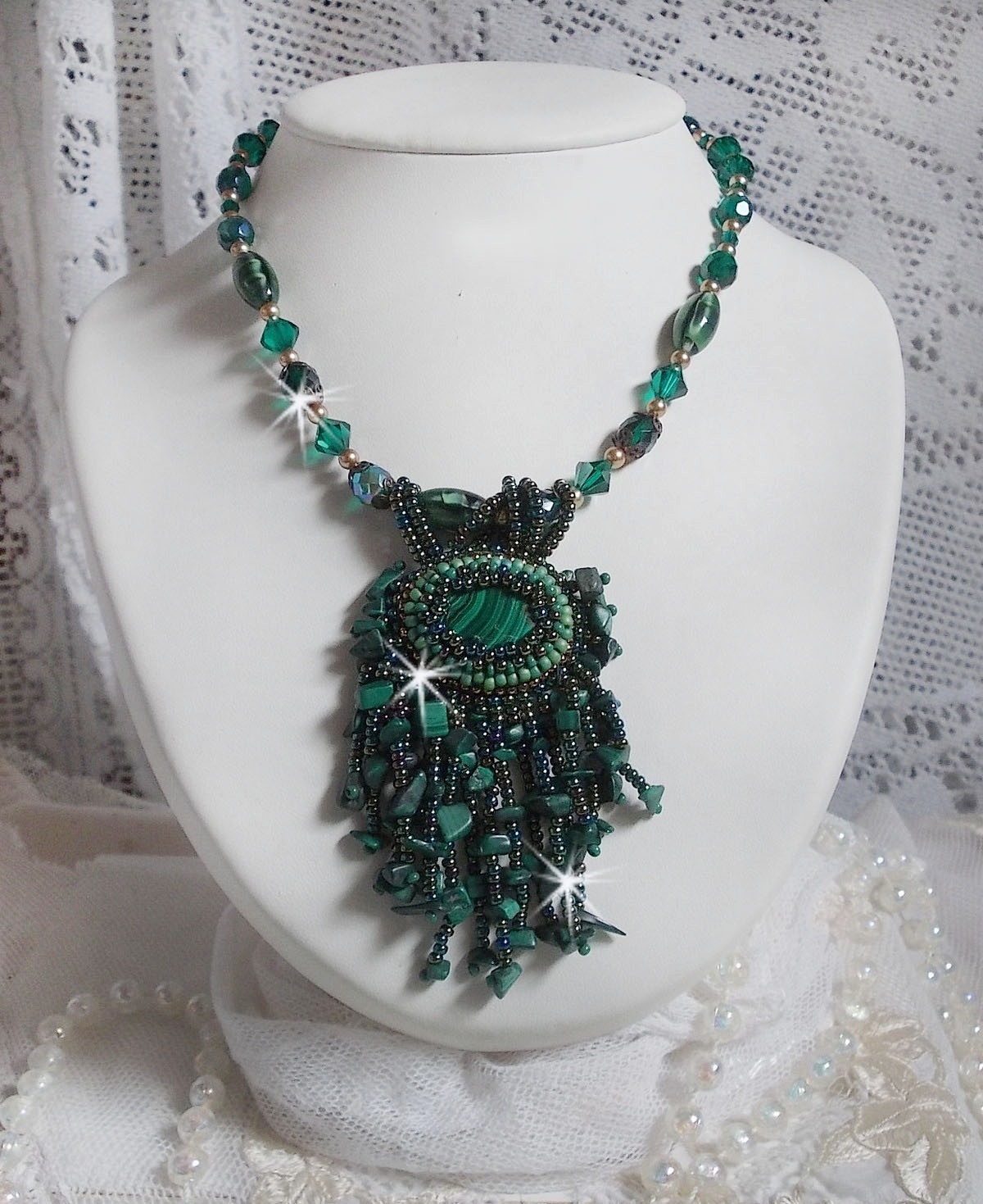 Collier pendentif Emerald Vert brodé avec une Malachite et des rocailles