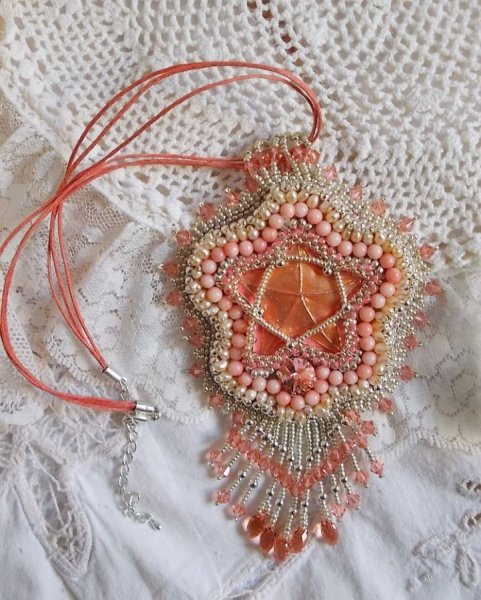 Collier pendentif Corail brod&eacute; avec une &eacute;toile en m&eacute;tal et perles de culture 