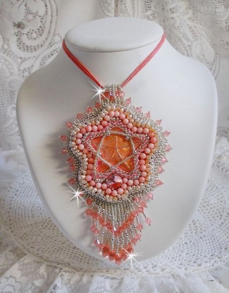Collier pendentif Corail brod&eacute; avec une &eacute;toile en m&eacute;tal et perles de culture 